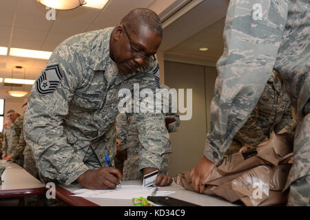 Master senior dell'aeronautica statunitense Sgt. Marvin Bradford, assegnato al 245th Air Traffic Control Squadron, segni per i pasti, pronto a mangiare durante l'elaborazione per la guardia vigile 5 marzo 2015, presso McEntire Joint National Guard base, S.C. i membri della South Carolina Air National Guard rispondono a un uragano simulato durante la guardia vigile, Una serie di esercitazioni di risposta alle catastrofi finanziate a livello federale, condotte dalle unità della Guardia nazionale che lavorano con agenzie federali, statali e locali di gestione delle emergenze e con i soccorritori. (STATI UNITI Air National Guard foto di Amn Megan Floyd/rilasciata) Foto Stock