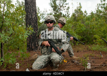 Us army sgt. Chris scalzi, assegnato al percorso 1221st gioco company, Carolina del Sud esercito nazionale guardia, prende un ginocchio mentre si conduce una pattuglia smontati durante uno scenario di addestramento a mccrady training center, eastover, s.c., 24 giugno 2014. a piedi nudi 's missione è individuare i fili di comando di ordigni esplosivi artigianali e per garantire la sicurezza in caso di un attacco. (U.s. Air National Guard foto di tech. sgt. jorge intriago/rilasciato) Foto Stock