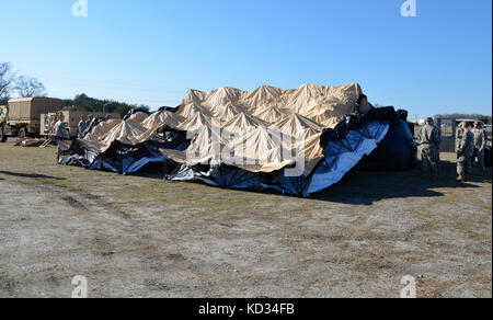 I membri della Brigata di segnale tattico del 228o Teatro e della 2° Battaglione, 263rd artiglieria della Difesa aerea lavorano insieme per impostare un ripiano di assemblaggio rapido deployable al Centro di addestramento per ufficio dello sceriffo della contea di Anderson, S.C., 7 marzo, Come parte della Guardia vigile.Vigilant Guard è una serie di esercitazioni di risposta alle catastrofi finanziate a livello federale, condotte dalle unità della Guardia Nazionale che lavorano con agenzie federali, statali e locali di gestione delle emergenze e soccorritori. (STATI UNITI Army National Guard foto di 1° Lt. Jessica Donnelly/rilasciato) Foto Stock