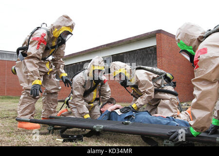 Nazionale della Georgia soldati di guardia dal 138th Chemical Company, preparare per effettuare una simulazione di incidente su una lettiera durante la vigile protezione, marzo 9, 2015, a choppee centro risorse regionale di Georgetown, s.c. le guardie fanno parte di una squadra di soldati da Carolina del Sud e la Georgia nonché con gli enti locali e statali soccorritori di emergenza che partecipano in un esercizio che include far reagire ad una varietà di situazioni tra cui condurre le procedure di decontaminazione, evacuazioni mediche e di altre competenze che possono essere necessari dopo un disastro naturale. vigili guard è una serie di finanziati con fondi federali disaster Foto Stock