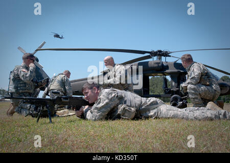 I soldati assegnati a società A, 1-111th Aviazione Generale del battaglione di supporto, Carolina del Sud esercito Guardia nazionale, stabilire un perimetro difensivo intorno a U.S. Esercito UH-60 Black Hawk elicottero come parte di un recupero del personale e degli aerei abbattuti esercizio al McCrady Training Center, Eastover, S.C., 3 maggio 2015. La formazione personale di volo abilitato per creare l'esperienza e la fiducia nei confronti del personale le procedure di recupero in combinato disposto con l'esecuzione di esercito guerriero operazioni per garantire il battaglione è preparata per le situazioni risultanti da o CONUS o implementazioni OCONUS. (U.S. Esercito nazionale Guard foto b Foto Stock