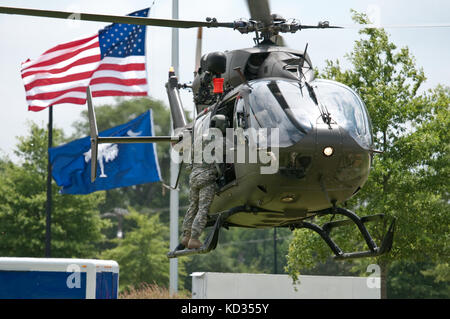 "UH-72A Lakota assegnato alla Società A, 2-151 ° Battaglione di aviazione di sicurezza e di supporto, Guardia Nazionale dell'Esercito della S.C., parcheggiato al Greer City Park, Greer, South Carolina, 27 giugno 2015. La manifestazione UH-72A Lakota è stata parte di un'iniziativa comunitaria di comunicazione della Guardia nazionale dell'esercito della S.C. a sostegno della città di Greer, in occasione del Freedom Blast, un evento che celebra la libertà dell'America e le forze armate statunitensi. La Guardia Nazionale dell'Esercito della S.C. ha contribuito all'evento presentando le capacità di un elicottero UH-72A Lakota, un veicolo da combattimento della fanteria M2 Bradley (IFV) e un server Foto Stock