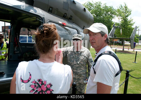 "UH-72A Lakota assegnato alla Società A, 2-151 ° Battaglione di aviazione di sicurezza e di supporto, Guardia Nazionale dell'Esercito della S.C., parcheggiato al Greer City Park, Greer, South Carolina, 27 giugno 2015. La manifestazione UH-72A Lakota è stata parte di un'iniziativa comunitaria di comunicazione della Guardia nazionale dell'esercito della S.C. a sostegno della città di Greer, in occasione del Freedom Blast, un evento che celebra la libertà dell'America e le forze armate statunitensi. La Guardia Nazionale dell'Esercito della S.C. ha contribuito all'evento presentando le capacità di un elicottero UH-72A Lakota, un veicolo da combattimento della fanteria M2 Bradley (IFV) e un server Foto Stock