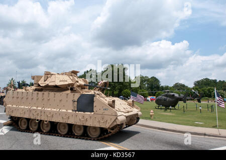 "UH-72A Lakota assegnato alla Società A, 2-151 ° Battaglione di aviazione di sicurezza e di supporto, Guardia Nazionale dell'Esercito della S.C., parcheggiato al Greer City Park, Greer, South Carolina, 27 giugno 2015. La manifestazione UH-72A Lakota è stata parte di un'iniziativa comunitaria di comunicazione della Guardia nazionale dell'esercito della S.C. a sostegno della città di Greer, in occasione del Freedom Blast, un evento che celebra la libertà dell'America e le forze armate statunitensi. La Guardia Nazionale dell'Esercito della S.C. ha contribuito all'evento presentando le capacità di un elicottero UH-72A Lakota, un veicolo da combattimento della fanteria M2 Bradley (IFV) e un server Foto Stock