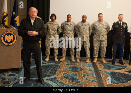 Robert E. Livingston Jr., l'Adjutant General per la S.C., riconosce i membri della Guardia Nazionale S.C. alla Guard Senior Leadership Conference di Greenville, S.C., 20 giugno 2013. (STATI UNITI Air National Guard Foto di staff Sgt. Jorge Intriago/rilasciato) Foto Stock