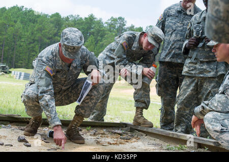 U.s. army combat ingegneri assegnati all'ingegnere 1220th azienda da, batesburg, Carolina del Sud, condurre le operazioni in ambiente urbano durante il primo incontro annuale di Carolina del Sud la guardia nazionale tecnico migliore concorrenza a mccrady training center, s.c., agosto 21, 2015 unità di ingegnere da tutto lo stato è venuto a competere gli uni contro gli altri in soldier competenze e sulla loro rispettato engineer missione. (Carolina del Sud Air National Guard foto di US Air Force tech. sgt. jorge intriago/rilasciato) Foto Stock