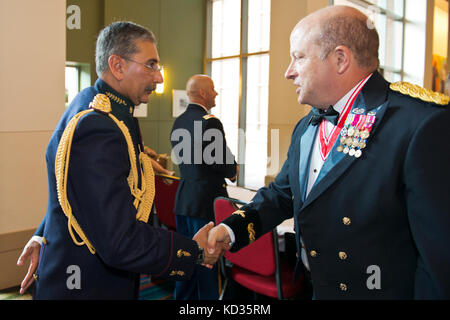 Esercito degli Stati Uniti maj. gen. Robert e. livingston jr., l'aiutante generale per la carolina del sud si compiace maj. gen. guillermo arturo suarez ferreira, senior esercito colombiano engineer per l'ingegnere associazione palmetto capitolo castello rally sala banchetti fuori ospitata dalla Carolina del Sud esercito guardia nazionale tenutosi presso la columbia convention center, Columbia, s.c., aug. 22, 2015. suarez è stato invitato a osservare la formazione tecnico come parte dello stato del partenariato tra la Colombia e la Carolina del Sud ed è stato il discorso di apertura in occasione dell'annuale esercito associazione ingegnere palmetto capitolo castello rally dining out banque Foto Stock