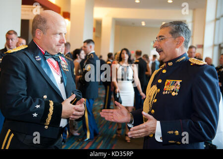 Esercito degli Stati Uniti maj. gen. Robert e. livingston jr., l'aiutante generale per la carolina del sud si compiace maj. gen. guillermo arturo suarez ferreira, senior esercito colombiano engineer per l'ingegnere associazione palmetto capitolo castello rally sala banchetti fuori ospitata dalla Carolina del Sud esercito guardia nazionale tenutosi presso la columbia convention center, Columbia, s.c., aug. 22, 2015. suarez è stato invitato a osservare la formazione tecnico come parte dello stato del partenariato tra la Colombia e la Carolina del Sud ed è stato il discorso di apertura in occasione dell'annuale esercito associazione ingegnere palmetto capitolo castello rally dining out banque Foto Stock