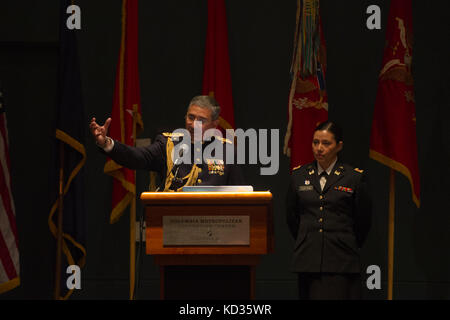 Esercito colombiano maj. gen. guillermo arturo suarez ferreira, senior esercito colombiano ingegnere, parla a La Carolina del Sud esercito nazionale della guardia armata annuale associazione ingegnere palmetto capitolo castello rally dining out banchetto tenutosi presso la columbia convention center, Columbia, nella Carolina del Sud, aug. 22, 2015. suarez è stato invitato a osservare la formazione tecnico come parte dello stato del partenariato tra la Colombia e la Carolina del Sud ed è stato il discorso di apertura in occasione dell'annuale esercito associazione ingegnere palmetto capitolo castello rally sala banchetti fuori. (U.s. Air National Guard foto di tech. sgt. jorge intriago/ Foto Stock