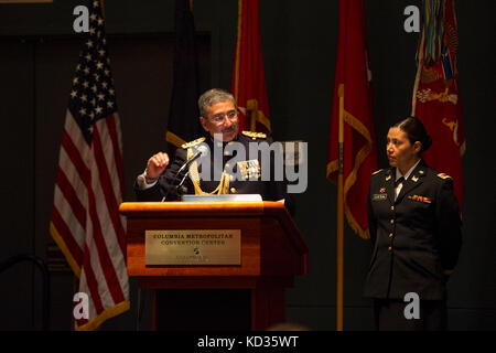 Esercito colombiano maj. gen. guillermo arturo suarez ferreira, senior esercito colombiano ingegnere, parla a La Carolina del Sud esercito nazionale della guardia armata annuale associazione ingegnere palmetto capitolo castello rally dining out banchetto tenutosi presso la columbia convention center, Columbia, nella Carolina del Sud, aug. 22, 2015. suarez è stato invitato a osservare la formazione tecnico come parte dello stato del partenariato tra la Colombia e la Carolina del Sud ed è stato il discorso di apertura in occasione dell'annuale esercito associazione ingegnere palmetto capitolo castello rally sala banchetti fuori. (U.s. Air National Guard foto di tech. sgt. jorge intriago/ Foto Stock