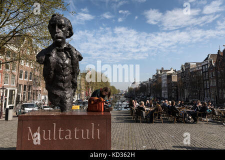Una statua dello scrittore Multatuli, Eduard Douwes Dekker, su un ponte sul canale Singel in Amsterdam Foto Stock