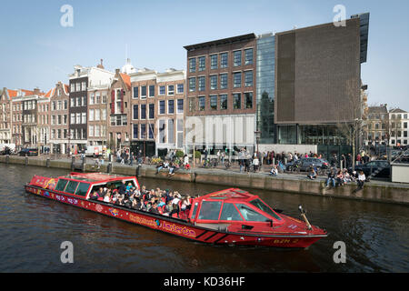 Una barca turistica sul canale Prinsengracht vele passato la casa di Anna Frank in Amsterdam Foto Stock