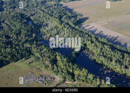 Foto aerea di Carolina del Sud dei danni provocati dalle inondazioni mentre un U.S. Esercito CH-47 elicottero Chinook dalla Carolina del Sud esercito nazionale della guardia 2-238th supporto generale battaglione aviazione distacco 1, conduce una missione di rifornimento a Kingstree, S.C., 6 ott. 2015. La Carolina del Sud la Guardia Nazionale è stata attivata per il supporto di stato e contea di gestione di emergenza e le agenzie locali di prima emergenza come storico impatti di allagamento contee statewide. Attualmente più di 2.200 Carolina del Sud la guardia nazionale i membri sono stati attivati in risposta alle inondazioni. (U.S. Air National Guard foto di Airman Megan Fl Foto Stock