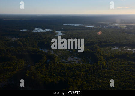 Foto aerea di Carolina del Sud dei danni provocati dalle inondazioni mentre un U.S. Esercito CH-47 elicottero Chinook dalla Carolina del Sud esercito nazionale della guardia 2-238th supporto generale battaglione aviazione distacco 1, conduce una missione di rifornimento a Kingstree, S.C., 6 ott. 2015. La Carolina del Sud la Guardia Nazionale è stata attivata per il supporto di stato e contea di gestione di emergenza e le agenzie locali di prima emergenza come storico impatti di allagamento contee statewide. Attualmente più di 2.200 Carolina del Sud la guardia nazionale i membri sono stati attivati in risposta alle inondazioni. (U.S. Air National Guard foto di Airman Megan Fl Foto Stock