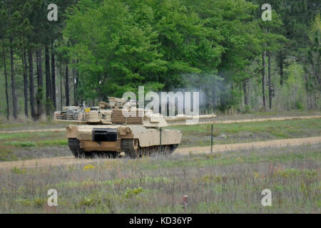 Charlie company, 1-118th bracci combinato battaglione, Carolina del Sud esercito nazionale guardia, conduce gunnery esercizi sulle gamme di Fort Stewart, ga., aprile 14, 2014 come parte del loro addestramento annuale. formazione annuale per c Co. ha iniziato con il suo equipaggio ricevere 14 nuova m1a1sa abrams battaglia principale vasche dove hanno ricevuto corsi in aula e corsi di formazione pratica sul campo per la nuova apparecchiatura. formazione annuale per c co. ha concluso con i soldati di caricamento di più di loro m1s su US Air Force c-17 piani di trasporto per il trasporto a mcentire comune di Guardia nazionale in base eastover, s.c. come parte di una forza comune partner Foto Stock