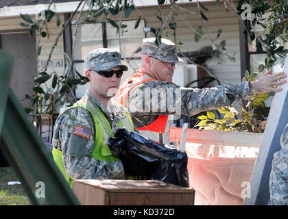 Us army Sgt. 1. classe steven perry e spc. corey abercrombie, assegnato all'1223rd engineering company, Carolina del Sud esercito nazionale di protezione, fornire assistenza ai residenti nella città di summerville con la rimozione dei detriti di uso domestico oct. 8, 2015, la Carolina del Sud la guardia nazionale collabora con federali, statali e locali di gestione delle emergenze le agenzie e i soccorritori in risposta alla diffusione di inondazione della zona come un risultato di forte pioggia. (L'esercito degli Stati Uniti Guardia nazionale foto di Sgt. kevin pickering/rilasciato) Foto Stock