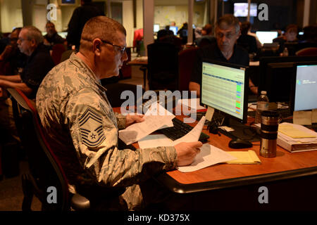 Stati Uniti Air Force Chief Master Sgt. Lannie Cobb, una logistica manager che lavora per la S.C. Forza comune sede, recensioni dati presso la Guardia Nazionale Centro Readiness, S.C. Gestione delle emergenze della divisione in Columbia, S.C., durante una statewide Flood response, 11 ott. 2015. La Carolina del Sud la Guardia Nazionale è stata attivata per il supporto di stato e contea di gestione di emergenza e le agenzie locali di prima emergenza come storico impatti di allagamento contee statewide. Ci sono 2,541 Guardia Nazionale attività sul terreno, che include supporto tecnico dalla vicina North Carolina, e più di 40 guardia di stato Foto Stock