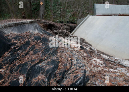 Carolina del sud esercito guardia nazionale ospita una squadra di archeologi e responsabili della conservazione come lavorano a mccrady training center, eastover, s.c., feb. 2, 2016. Dopo la storica alluvione di ottobre 2015, drastica erosione esposti vecchi sistemi di trasporto e disrutped i legnami da costruzione in un nucleo cavo dam. Questo usato per essere una strada piana ponte. (Us army national guard Photo da 2 lt. tracci dorgan-bandy/rilasciato) Foto Stock