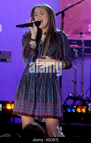 New YORK - APRILE 08: Il cantante Miley Cyrus suona all'ABC ''Good Morning America'' all'Hard Rock Cafe l'8 Aprile 2009 a New York People: Miley Cyrus Transmission Ref: MNC1 Hoo-Me.com / MediaPunch Foto Stock