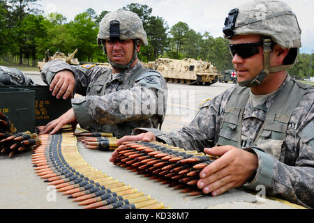 Us army staff sgt. russell williams e capt. david house, assegnato alla società di Charlie, 1-118th bracci combinato battaglione, Carolina del Sud esercito nazionale guardia, prepara .calibro 50 munizioni per gunnery esercizi sulle gamme di Fort Stewart, ga., aprile 14, 2014 come parte del loro addestramento annuale. formazione annuale per c Co. ha iniziato con il suo equipaggio ricevere 14 nuova m1a1sa abrams battaglia principale vasche dove hanno ricevuto corsi in aula e corsi di formazione pratica sul campo per la nuova apparecchiatura. formazione annuale per c co. ha concluso con i soldati di caricamento di più di loro m1s su US Air Force c-17 piani di trasporto per transporta Foto Stock