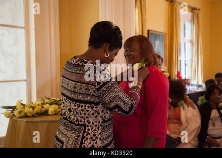 Stella d'oro le madri e le famiglie sono stati onorati durante un incontro presso la s.c. governor mansion complessa, sept. 26, 2015. L'esercito degli Stati Uniti di Brig. gen. roy v. mccarty, Vice aiutante generale per la s. c. guardia nazionale, servita come oratore ospite per l'evento, che è stato organizzato da superstite servizi esterni della Carolina del Sud la guardia nazionale e ft. Jackson. Foto Stock