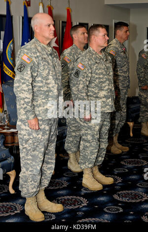 Esercito degli Stati Uniti maj. gen. glenn a. bramhall, commander, Carolina del Sud esercito nazionale della guardia armata 263aria e la difesa missilistica comando (aamdc), partecipa alla battaglia di cerimonia di consegna per la regione della capitale nazionale aria integrato sistema di difesa basati a terra aria missione di difesa, aprile 28, 2014 in corrispondenza della giunzione base-anacostia bolling (jbab). L'autorità per proteggere i cieli che circondano il capoluogo della regione è stata passata dal 1° Battaglione, 188th aria difesa artiglieria, North Dakota esercito guardia nazionale durante la cerimonia. (Foto di Sgt. brian calhoun/rilasciato) Foto Stock