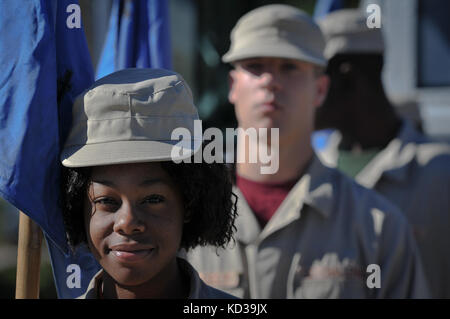 I veterani di tutte le filiali dell'esercito degli Stati Uniti, i cadetti con il corpo di addestramento degli ufficiali della Junior Reserve e la sfida giovanile del South Carolina, e diverse associazioni militari e veterani del South Carolina partecipano alla 37a parata annuale della Giornata dei Veterani nel centro di Columbia, South Carolina, 11 novembre 2015. La parata della Columbia è una delle più grandi del sud-est, con migliaia di cittadini che onorano i loro veterani, lungo le strade della Columbia. (STATI UNITI Guardia Nazionale dell'esercito foto di staff Sgt. Roby di Giovine/rilasciato) Foto Stock