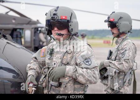 Spc. Nicholas Hicks, un uh-60 Black Hawk capo equipaggio, assegnato alla società a, 1-111th aviazione generale del battaglione di supporto, s.c. esercito nazionale guardia, controlla il suo velivolo assegnato con un occhio molto vigile durante procedure di start-up a mcentire comune di Guardia nazionale base, eastover, s.c. , 13 maggio 2015. (L'esercito degli Stati Uniti Guardia nazionale foto di Sgt. brian calhoun/rilasciato) Foto Stock