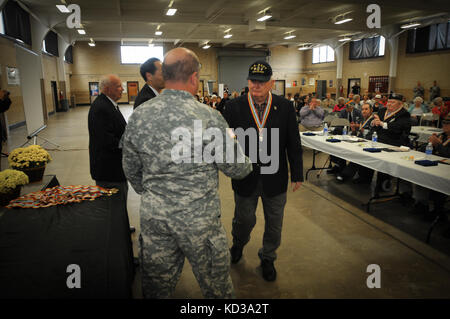 I veterani americani partecipano ad una cerimonia di premiazione, presso l'armoria della Guardia Nazionale della S.C. situata su Bluff Rd., Columbia, Carolina del Sud, 31 ottobre 2015. Ogni veterano ha ricevuto la Medaglia per la Pace della Guerra di Corea durante l'evento organizzato dal Museo militare del Sud. (STATI UNITI Guardia Nazionale dell'esercito foto di staff Sgt. Roby di Giovine/rilasciato) Foto Stock