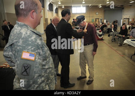 I veterani americani partecipano ad una cerimonia di premiazione, presso l'armoria della Guardia Nazionale della S.C. situata su Bluff Rd., Columbia, Carolina del Sud, 31 ottobre 2015. Ogni veterano ha ricevuto la Medaglia per la Pace della Guerra di Corea durante l'evento organizzato dal Museo militare del Sud. (STATI UNITI Guardia Nazionale dell'esercito foto di staff Sgt. Roby di Giovine/rilasciato) Foto Stock