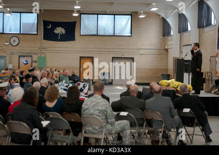 I veterani americani partecipano ad una cerimonia di premiazione, presso l'armoria della Guardia Nazionale della S.C. situata su Bluff Rd., Columbia, Carolina del Sud, 31 ottobre 2015. Ogni veterano ha ricevuto la Medaglia per la Pace della Guerra di Corea durante l'evento organizzato dal Museo militare del Sud. (STATI UNITI Guardia Nazionale dell'esercito foto di staff Sgt. Roby di Giovine/rilasciato) Foto Stock