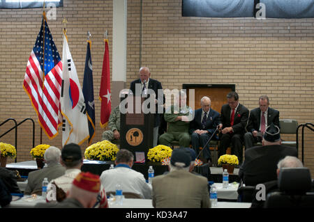 I veterani americani partecipano ad una cerimonia di premiazione, presso l'armoria della Guardia Nazionale della S.C. situata su Bluff Rd., Columbia, Carolina del Sud, 31 ottobre 2015. Ogni veterano ha ricevuto la Medaglia per la Pace della Guerra di Corea durante l'evento organizzato dal Museo militare del Sud. (STATI UNITI Guardia Nazionale dell'esercito foto di staff Sgt. Roby di Giovine/rilasciato) Foto Stock