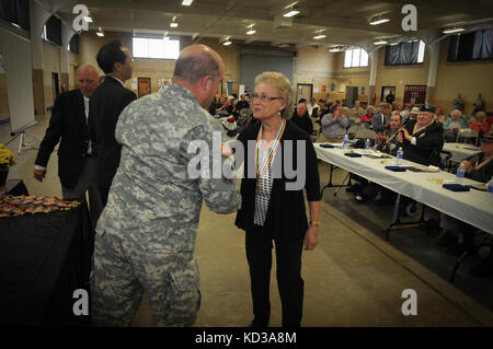 I veterani americani partecipano ad una cerimonia di premiazione, presso l'armoria della Guardia Nazionale della S.C. situata su Bluff Rd., Columbia, Carolina del Sud, 31 ottobre 2015. Ogni veterano ha ricevuto la Medaglia per la Pace della Guerra di Corea durante l'evento organizzato dal Museo militare del Sud. (STATI UNITI Guardia Nazionale dell'esercito foto di staff Sgt. Roby di Giovine/rilasciato) Foto Stock