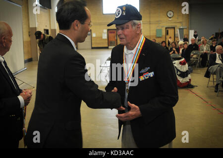 I veterani americani partecipano ad una cerimonia di premiazione, presso l'armoria della Guardia Nazionale della S.C. situata su Bluff Rd., Columbia, Carolina del Sud, 31 ottobre 2015. Ogni veterano ha ricevuto la Medaglia per la Pace della Guerra di Corea durante l'evento organizzato dal Museo militare del Sud. (STATI UNITI Guardia Nazionale dell'esercito foto di staff Sgt. Roby di Giovine/rilasciato) Foto Stock