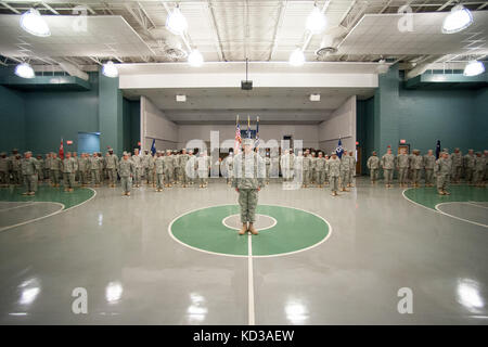 La s.c. esercito nazionale Guard 218th del reggimento di leadership ha tenuto il suo cambiamento di cerimonia di comando aug. 1, 2015, a mccrady training center, eastover, s.c., per onorare il comandante uscente, l'esercito degli Stati uniti col. James r. finley e comandante in entrata, l'esercito degli Stati Uniti lt. col. renita l. berry. lt. col. berry distinto 28 anni di carriera militare include le distribuzioni a supporto delle operazioni di protezione comune, la Bosnia e il funzionamento misto, custode del Kosovo. (L'esercito degli Stati Uniti Guardia nazionale foto di Sgt. brian calhoun/rilasciato) Foto Stock