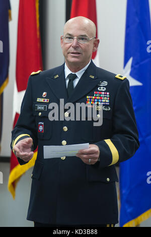 Esercito degli Stati uniti col. stephen b. owens fu promosso generale di brigata durante una cerimonia di aiutante generale dell'ufficio in Columbia, s.c., dec. 6, 2015. owens attualmente serve come direttore del personale comune, sorvegliare e guidare la somministrazione di tutti South Carolina guardia nazionale personale comune i programmi a sostegno della Carolina del Sud la risposta nazionale e la patria della difesa le operazioni di emergenza. (L'esercito degli Stati Uniti Guardia nazionale foto di Sgt. brian calhoun, 108th affari pubblici/RILASCIATO) ​ Foto Stock