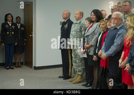 Esercito degli Stati uniti col. stephen b. owens fu promosso generale di brigata durante una cerimonia di aiutante generale dell'ufficio in Columbia, s.c., dec. 6, 2015. owens attualmente serve come direttore del personale comune, sorvegliare e guidare la somministrazione di tutti South Carolina guardia nazionale personale comune i programmi a sostegno della Carolina del Sud la risposta nazionale e la patria della difesa le operazioni di emergenza. (L'esercito degli Stati Uniti Guardia nazionale foto di Sgt. brian calhoun, 108th affari pubblici/RILASCIATO) ​ Foto Stock