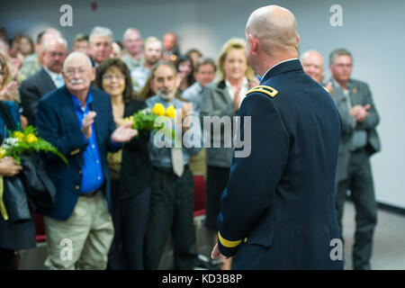 Esercito degli Stati uniti col. stephen b. owens fu promosso generale di brigata durante una cerimonia di aiutante generale dell'ufficio in Columbia, s.c., dec. 6, 2015. owens attualmente serve come direttore del personale comune, sorvegliare e guidare la somministrazione di tutti South Carolina guardia nazionale personale comune i programmi a sostegno della Carolina del Sud la risposta nazionale e la patria della difesa le operazioni di emergenza. (L'esercito degli Stati Uniti Guardia nazionale foto di Sgt. brian calhoun, 108th affari pubblici/RILASCIATO) ​ Foto Stock