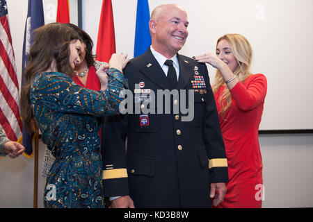 Esercito degli Stati uniti col. stephen b. owens fu promosso generale di brigata durante una cerimonia di aiutante generale dell'ufficio in Columbia, s.c., dec. 6, 2015. owens attualmente serve come direttore del personale comune, sorvegliare e guidare la somministrazione di tutti South Carolina guardia nazionale personale comune i programmi a sostegno della Carolina del Sud la risposta nazionale e la patria della difesa le operazioni di emergenza. (L'esercito degli Stati Uniti Guardia nazionale foto di Sgt. brian calhoun, 108th affari pubblici/RILASCIATO) ​ Foto Stock