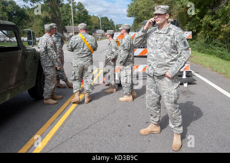 Esercito degli Stati Uniti in cpt. john bryant, commander, delta co. 1-118th fanteria, s.c. esercito nazionale guardia, prende una chiamata dal Williamsburg county Emergency Operations Center (EOC) durante la conduzione di una visita in loco a uno del traffico dei punti di controllo nel sud della maggior parte della sua area di operazione, oct. 11, 2015, la Carolina del Sud la guardia nazionale è stata attivata per il supporto di stato e contea di gestione di emergenza e le agenzie locali di prima emergenza come storico impatti di allagamento contee statewide. attualmente più di tremila Carolina del Sud la guardia nazionale i membri sono stati attivati in risposta alla Foto Stock