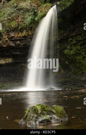 Camminano sentieri in Brecon Beacons cascata paese Foto Stock