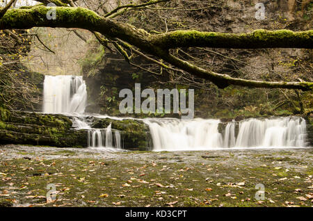 Camminano sentieri in Brecon Beacons cascata paese Foto Stock