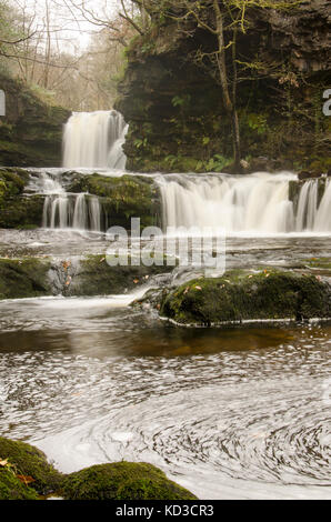 Camminano sentieri in Brecon Beacons cascata paese Foto Stock