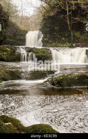 Camminano sentieri in Brecon Beacons cascata paese Foto Stock