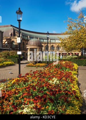 Nella tarda estate le aiuole e il centro commerciale a Victoria Gardens Harrogate North Yorkshire, Inghilterra Foto Stock