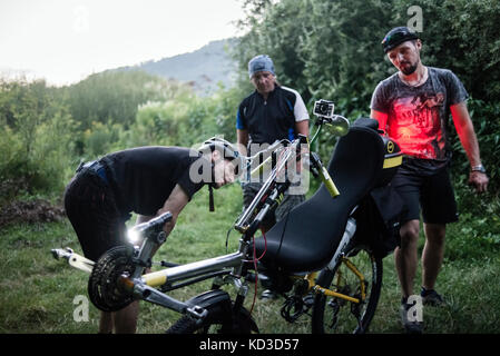 I partecipanti del Campo annuale di costruttori di biciclette durante il bike rally nelle montagne dei Carpazi e Transcarpathia, Ucraina il 1° - 11 August, 2017. I partecipanti hanno preso parte al rally sulla loro auto-costruito veicoli. Ci sono stati 8 partecipanti nel campo compresi i rappresentanti della Repubblica occupato di Crimea di quest'anno. Foto Stock