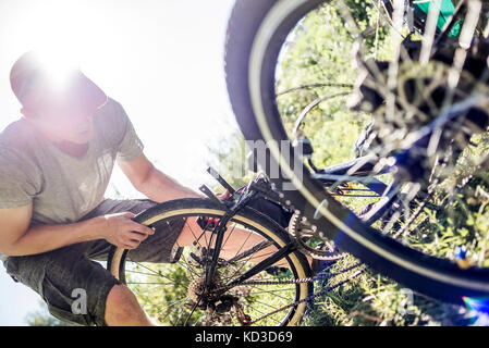 I partecipanti del Campo annuale di costruttori di biciclette durante il bike rally nelle montagne dei Carpazi e Transcarpathia, Ucraina il 1° - 11 August, 2017. I partecipanti hanno preso parte al rally sulla loro auto-costruito veicoli. Ci sono stati 8 partecipanti nel campo compresi i rappresentanti della Repubblica occupato di Crimea di quest'anno. Foto Stock