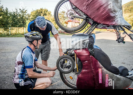 I partecipanti del Campo annuale di costruttori di biciclette durante il bike rally nelle montagne dei Carpazi e Transcarpathia, Ucraina il 1° - 11 August, 2017. I partecipanti hanno preso parte al rally sulla loro auto-costruito veicoli. Ci sono stati 8 partecipanti nel campo compresi i rappresentanti della Repubblica occupato di Crimea di quest'anno. Foto Stock