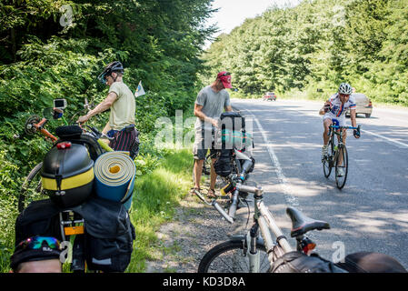 I partecipanti del Campo annuale di costruttori di biciclette durante il bike rally nelle montagne dei Carpazi e Transcarpathia, Ucraina il 1° - 11 August, 2017. I partecipanti hanno preso parte al rally sulla loro auto-costruito veicoli. Ci sono stati 8 partecipanti nel campo compresi i rappresentanti della Repubblica occupato di Crimea di quest'anno. Foto Stock