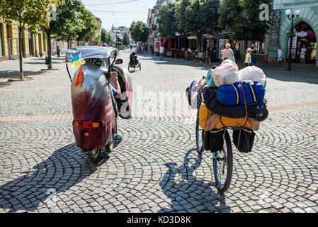 I partecipanti del Campo annuale di costruttori di biciclette durante il bike rally nelle montagne dei Carpazi e Transcarpathia, Ucraina il 1° - 11 August, 2017. I partecipanti hanno preso parte al rally sulla loro auto-costruito veicoli. Ci sono stati 8 partecipanti nel campo compresi i rappresentanti della Repubblica occupato di Crimea di quest'anno. Foto Stock